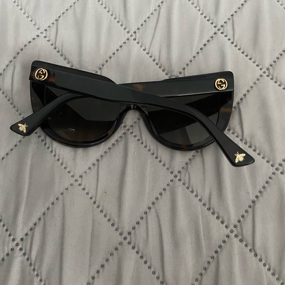 Gucci sunglasses. Authentic, used a few times. Smoke & pet free home. No case - Picture 3 of 4